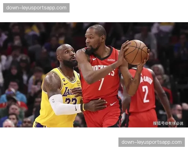 詹姆斯防守端主动换防限制杜兰特，湖人切断火箭核心串联策略